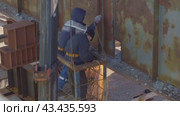 Сварочные работы, железо, стройка  welding, iron, construction. Стоковое видео, видеограф Опока Алексей / Фотобанк Лори