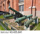 18-фунтовая (140-мм) морская пушка. Стволы осадной и полевой пушки. XVIII в. Военно-исторический музей артиллерии, инженерных войск и войск связи Министерства обороны Российской Федерации, Санкт-Петербург (2023 год). Редакционное фото, фотограф Мария Кылосова / Фотобанк Лори