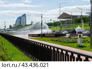 Городской пейзаж, струи воды в фонтане при сильном порыве ветра, лето, июнь. Волгоград, Центральная набережная, Россия. (2024 год). Редакционное фото, фотограф Андрей Цыганков / Фотобанк Лори