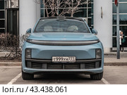 Li Xiang L7 electric crossover parked in urban area. Редакционное фото, фотограф Константин Григорьев / Фотобанк Лори