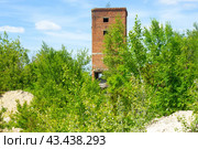 Старая башня из красного кирпича (2024 год). Стоковое фото, фотограф Роман Лукьянов / Фотобанк Лори