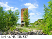 Старая башня из красного кирпича (2024 год). Стоковое фото, фотограф Роман Лукьянов / Фотобанк Лори