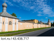 View of the fortress wall of Pokrovsky town from Sapernaya Street (2024 год). Стоковое фото, фотограф Михаил Аккуратoв / Фотобанк Лори