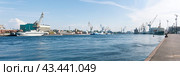 Panoramic view to Neva River, Lieutenant Schmidt Embankment and Admiralty shipyards in Saint Petersburg (2024 год). Редакционное фото, фотограф Евгений Харитонов / Фотобанк Лори