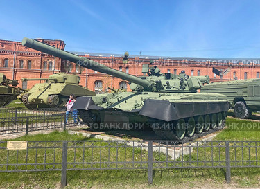 Основной боевой танк Т-80Б. Военно-исторический музей артиллерии, инженерных войск и войск связи Министерства обороны Российской Федерации, Санкт-Петербург (2023 год). Редакционное фото, фотограф Мария Кылосова / Фотобанк Лори