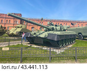 Основной боевой танк Т-80Б. Военно-исторический музей артиллерии, инженерных войск и войск связи Министерства обороны Российской Федерации, Санкт-Петербург (2023 год). Редакционное фото, фотограф Мария Кылосова / Фотобанк Лори