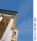 Sergievka Palace and Park Ensemble (St. Petersburg, Oranienbaum. Russia). Architectural details of the facade against the blue sky. Стоковое фото, фотограф Елена  Попкова / Фотобанк Лори