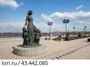 Памятник учителю, город Иркутск, Иркутская область, Сибирь, Россия. Скульптура женщины с детьми (учитель с учениками). Автор памятника — Илья Ставский. Туристическая достопримечательность на набережной реки Ангары. Редакционное фото, фотограф Андрей Степанов / Фотобанк Лори