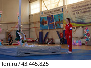 Участница соревнования выполнила сложнейший акробатический трюк. Чемпионат и первенство Астраханской области по пилонному спорту и воздушной гимнастике (2024 год). Редакционное фото, фотограф Дмитрий Николаев / Фотобанк Лори