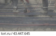 Builders working, bitumen coating, fire строители работаю, покрытие битумом, огонь. Стоковое видео, видеограф Опока Алексей / Фотобанк Лори