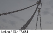 Construction hook, chains, construction, iron крюк строительный, цепи, стройка, железо. Стоковое видео, видеограф Опока Алексей / Фотобанк Лори
