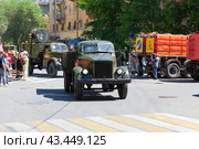 Старый заслуженный автомобиль, грузовик ГАЗ-51, ретро, на улице города. Волгоград, улица Мира, Россия. (2024 год). Редакционное фото, фотограф Андрей Цыганков / Фотобанк Лори