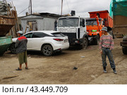 Рейд против нелегальной миграции на мусорном полигоне.9 сентября 2021.Москва, Россия. Редакционное фото, фотограф Артём Соболев / Фотобанк Лори