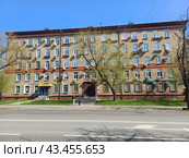 Пятиэтажный  кирпичный не жилой дом серии I-410 (модификация I-410 (САКБ)). Построен в 1951 году. 9-я Парковая улица, 48. Район Измайлово. Город Москва (2024 год). Редакционное фото, фотограф lana1501 / Фотобанк Лори