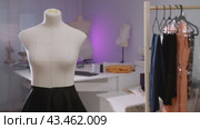 Taylor Working in a Studio. Стоковое видео, видеограф Константин Шишкин / Фотобанк Лори