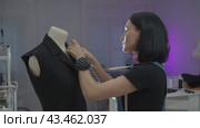 Tailor Working on Garment in Studio. Стоковое видео, видеограф Константин Шишкин / Фотобанк Лори