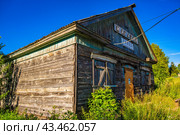 Угол старого деревяного магазина в деревне (2024 год). Стоковое фото, фотограф Илья Старков / Фотобанк Лори