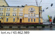 Здание театра имени Волкова в Ярославле под дождём (2024 год). Стоковое фото, фотограф Ирина Терентьева / Фотобанк Лори