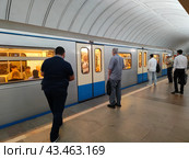 Пассажиры входят в поезд метро на Серпуховско-Тимирязевской линии, вагон модели 81-760/761 «Ока» (2024 год). Редакционное фото, фотограф Ирина Терентьева / Фотобанк Лори