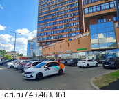 Торговый центр  в Москве, каршеринговый делимобиль на парковке (2024 год). Редакционное фото, фотограф Ирина Терентьева / Фотобанк Лори