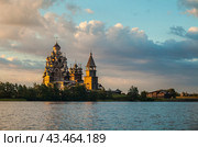 Вид с воды на музей-заповедник "Кижи". Рассвет. Лето. Редакционное фото, фотограф Сергей Цепек / Фотобанк Лори
