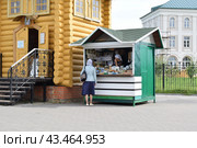Дивеево. Женщина покупает товар в лавке на территории монастыря (2020 год). Редакционное фото, фотограф Дмитрий Сакретарев / Фотобанк Лори