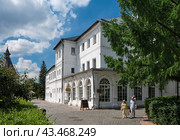 Novospassky Stavropigial Male Monastery, the abbess building with a refectory pilgrim, 1759-1785, landmark: Moscow, Russia - 08 June, 2024. Редакционное фото, фотограф Алексей Голованов / Фотобанк Лори