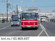 Советский автобус ЛАЗ-695Н на Дворцовом мосту. Парад ретротранспорта на междунароном фестивале    SPbTransportFest-2023. Санкт-Петербург. Редакционное фото, фотограф Виктор Карасев / Фотобанк Лори