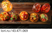 Appetizer Platter With Cocktails on Wooden Board. Стоковое AI-изображение, AI-художник Данила Большаков / Фотобанк Лори