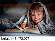 Ребенок читает ночью интересную книгу под одеялом с фонариком. Стоковое AI-изображение, AI-художник Щеголева Ольга / Фотобанк Лори