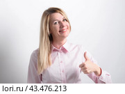 Портрет довольной женщины с длинными светлыми волосами. Палец вверх. Лайк. Стоковое фото, фотограф Оксана / Фотобанк Лори