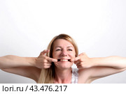 Портрет задумчивой женщины с длинными светлыми волосами, которая дурачится. Стоковое фото, фотограф Оксана / Фотобанк Лори