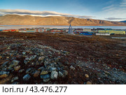 Осенний пейзаж с арктическим портовым посёлком Эгвекинот, расположенным на берегу залива Креста Берингова моря, в окружении тундры и гор. Чукотка, Дальний Восток России. Стоковое фото, фотограф Андрей Степанов / Фотобанк Лори