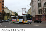 Трамвай БКМ 60102 №075, улица Красная, Минск, Белоруссия (2018 год). Редакционное фото, фотограф Алексей Иванов / Фотобанк Лори