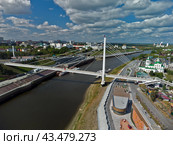 Пешеходный мост влюбленных на реке Тура. Тюмень, Россия (2021 год). Стоковое фото, фотограф Сергей Буторин / Фотобанк Лори