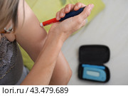 Молодая женщина, страдающая сахарным диабетом, использует инсулин для лечения. Стоковое фото, фотограф Valeryi Vysotkov / Фотобанк Лори
