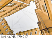 Двор колодец в Санкт-Петербурге. Россия (2024 год). Стоковое фото, фотограф E. O. / Фотобанк Лори