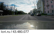Автомобили едут по дороге в Твери вдоль набережной реки Волги, вид с FPV из автомобиля в движении (2024 год). Редакционное видео, видеограф Sergei Gorin / Фотобанк Лори