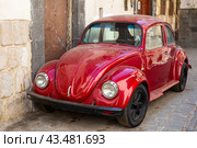 Subcompact, economy red car Volkswagen Beetle (2023 год). Редакционное фото, фотограф Евгений Ткачёв / Фотобанк Лори