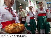 Народный ансамбль в традиционной белорусской одежде перед выступлением во время празднования белорусского праздника "Купалье" в парке "Останкино" города Москвы, Россия (2024 год). Редакционное фото, фотограф Николай Винокуров / Фотобанк Лори