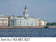 Вид на старинное здание Кунсткамеры на Университетской набережной июньским днем. Санкт-Петербург (2024 год). Редакционное фото, фотограф Виктор Карасев / Фотобанк Лори