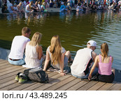 Москва, Россия, 27/7/2019 - Люди отдыхают у фонтана в жаркий солнечный день. Редакционное фото, фотограф YuryKara / Фотобанк Лори