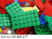 Крупный план элементов детского конструктора в детской игровой комнате. Стоковое фото, фотограф YuryKara / Фотобанк Лори