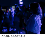 Defocused photography of beautiful dancing people on the night party in the city street in summer night. Leisure, happiness and entertainment theme. Стоковое фото, фотограф YuryKara / Фотобанк Лори