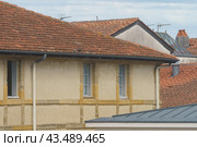 Photography of the red roofs of houses in France. French street lifestyles concepts. The city is shrouded in electromagnetic waves of different lengths. The town is densely built. (2019 год). Стоковое фото, фотограф YuryKara / Фотобанк Лори