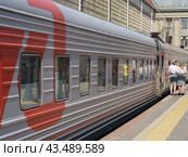 Moscow, Russia - July 26, 2019: Boarding on a long-distance train at the Kievskiy station in summer. Travel and touristic concepts. Редакционное фото, фотограф YuryKara / Фотобанк Лори