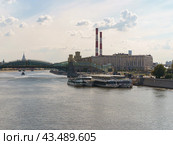 Moscow, Russia - July 26, 2019: Pedestrian Bridge of Bogdan Khmelnitsky near the Kievsky railway Station and Radisson Slavyanskaya Hotel. Bright spring night in city lights. Panoramic image. Редакционное фото, фотограф YuryKara / Фотобанк Лори