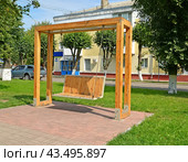 Качели-скамейка на бульваре Нахимова. Город Светлый, Калининградская область (2023 год). Стоковое фото, фотограф Ирина Борсученко / Фотобанк Лори
