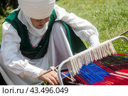 Женщина ткет традиционный азиатский ковер из шерсти (2024 год). Редакционное фото, фотограф Николай Винокуров / Фотобанк Лори