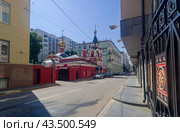 Храм Воскресения Словущего на Арбате. Подворье Иерусалимского Патриархата в Москве. Филипповский переулок, 20. Солнечное утро в июле. (2024 год). Редакционное фото, фотограф Сергей Рыбин / Фотобанк Лори